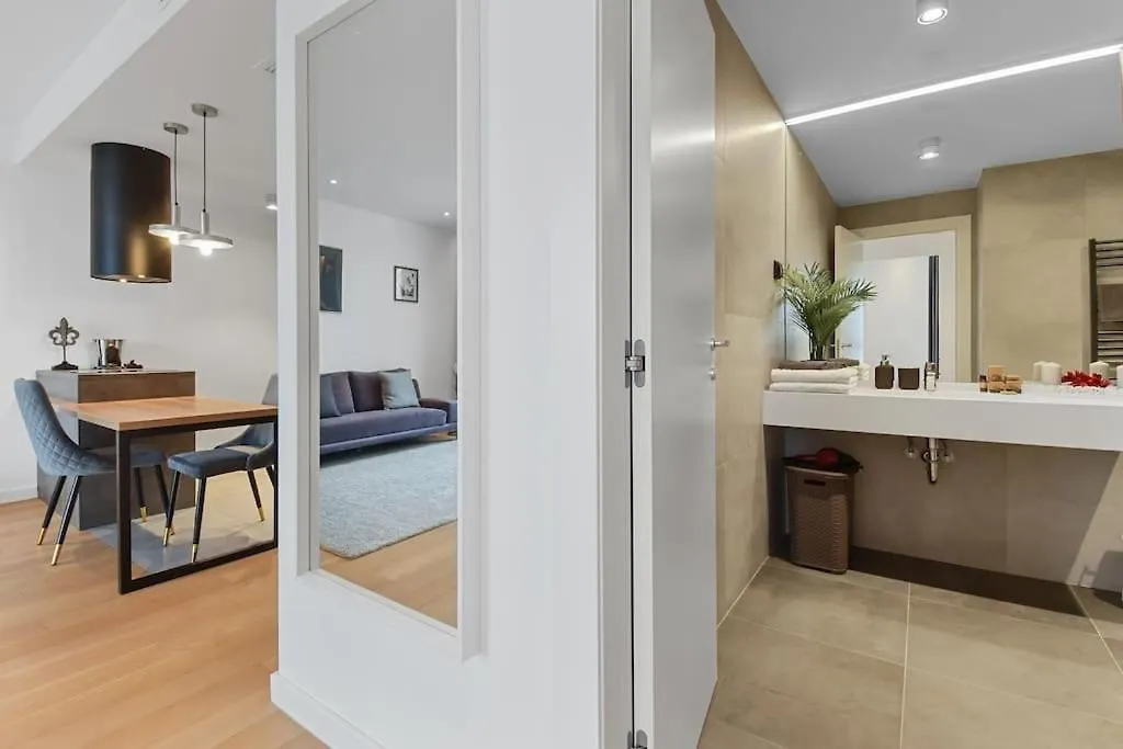 Lax Designer, Oasis City Skyline Views, Parking Bucarest